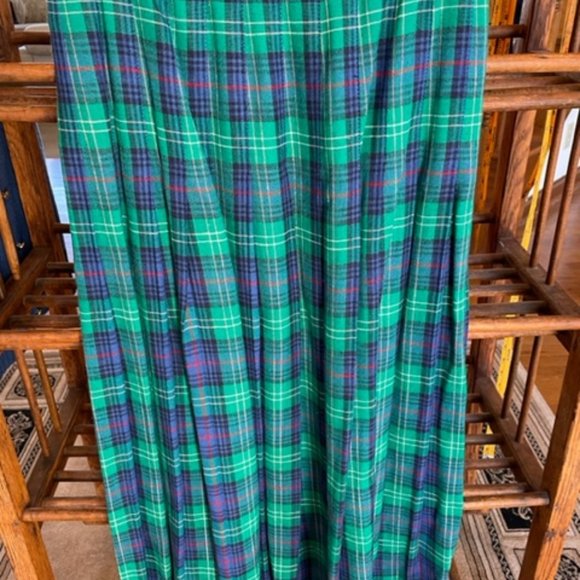 Gorgeous Cable Sweater & Pleated Skirt Set - Picture 5 of 7